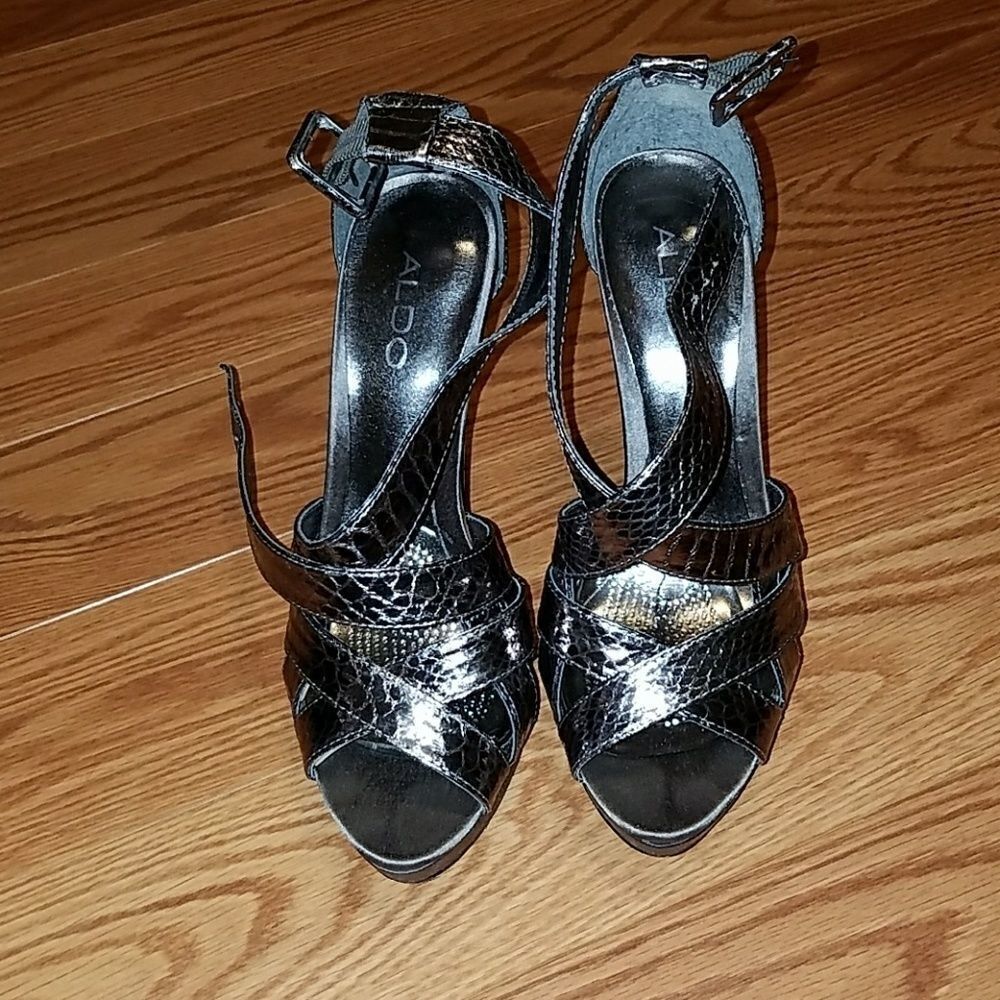 Aldo  Silver Metallic heels Sz. 9 heels EUC